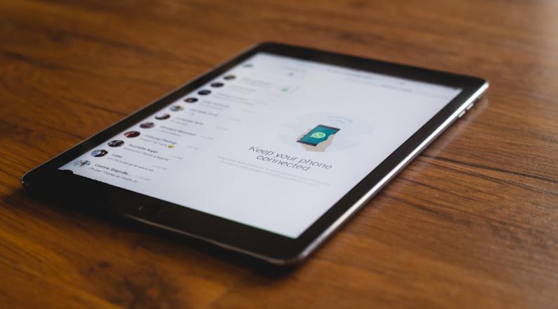 如何通过WhatsApp网页版实现多设备消息同步？